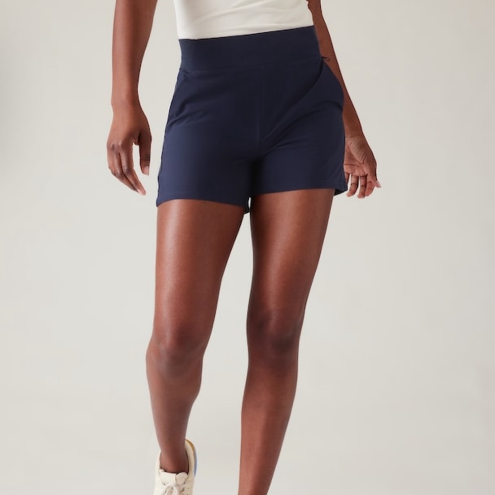 NWT Athleta mid rise Brooklyn short